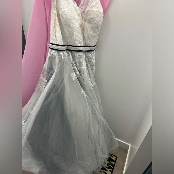 Stunning sparkly wedding dress - Picture 11 of 11